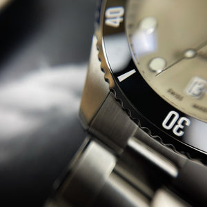 Oris
Montre suisse
Haute horlogerie
Précision automatique
Plongeuse
Design élégant
Performance
Étanchéité
Bracelet acier
Lunette en céramique
Verre saphir
Mouvement automatique
Réserve de marche
Qualité durable
Style sophistiqué
