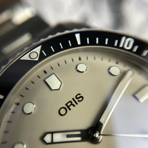Oris
Montre suisse
Haute horlogerie
Précision automatique
Plongeuse
Design élégant
Performance
Étanchéité
Bracelet acier
Lunette en céramique
Verre saphir
Mouvement automatique
Réserve de marche
Qualité durable
Style sophistiqué
