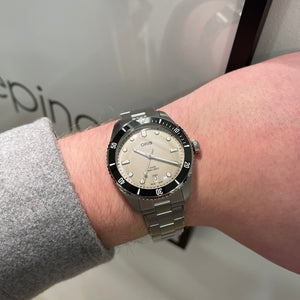 Oris
Montre suisse
Haute horlogerie
Précision automatique
Plongeuse
Design élégant
Performance
Étanchéité
Bracelet acier
Lunette en céramique
Verre saphir
Mouvement automatique
Réserve de marche
Qualité durable
Style sophistiqué
