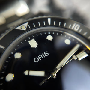Oris
Montre suisse
Haute horlogerie
Précision automatique
Plongeuse
Design élégant
Performance
Étanchéité
Bracelet acier
Lunette en céramique
Verre saphir
Mouvement automatique
Réserve de marche
Qualité durable
Style sophistiqué
