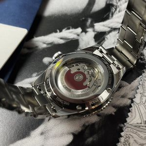 Oris
Montre suisse
Haute horlogerie
Précision automatique
Plongeuse
Design élégant
Performance
Étanchéité
Bracelet acier
Lunette en céramique
Verre saphir
Mouvement automatique
Réserve de marche
Qualité durable
Style sophistiqué
