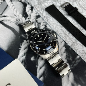 Oris
Montre suisse
Haute horlogerie
Précision automatique
Plongeuse
Design élégant
Performance
Étanchéité
Bracelet acier
Lunette en céramique
Verre saphir
Mouvement automatique
Réserve de marche
Qualité durable
Style sophistiqué

