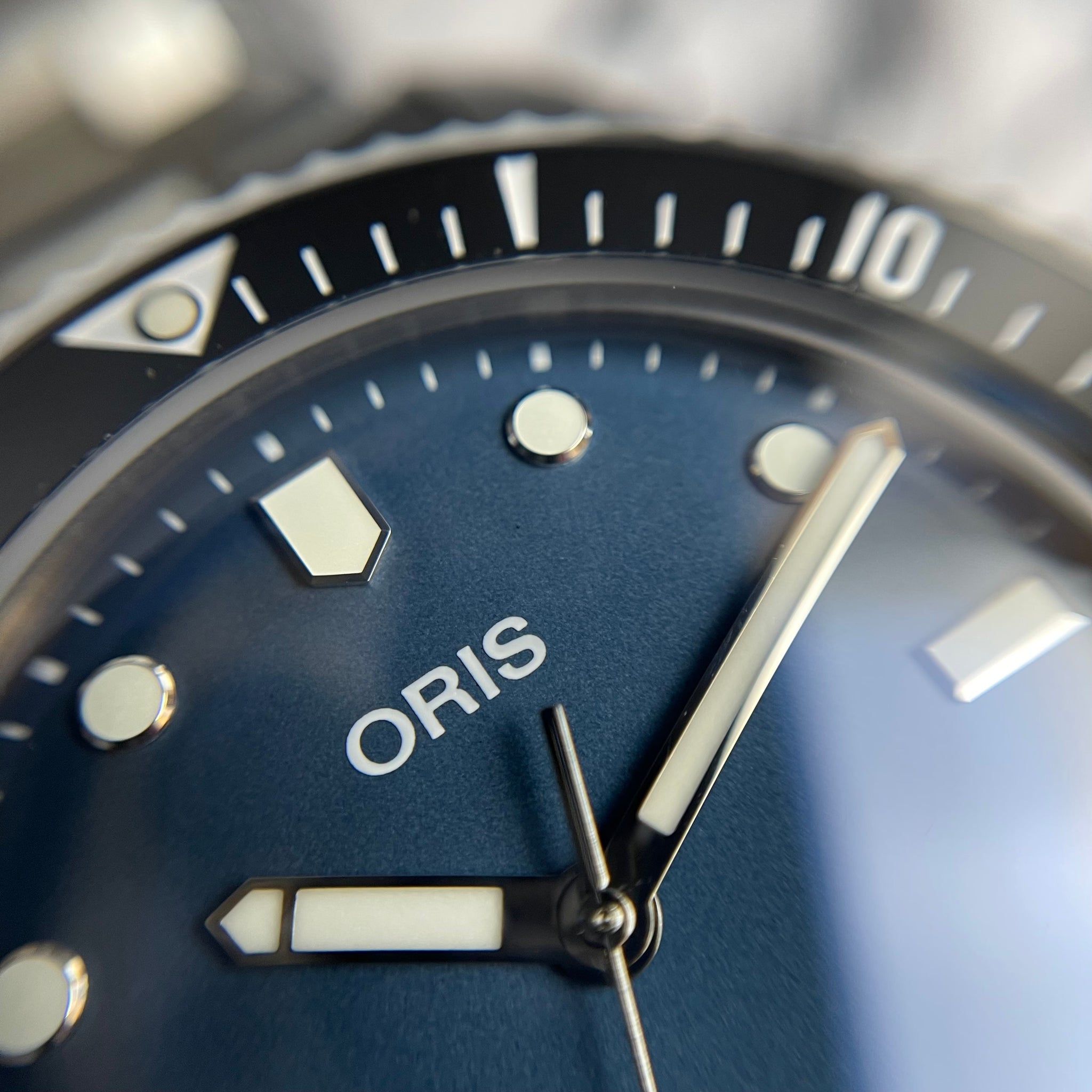 Oris
Montre suisse
Haute horlogerie
Précision automatique
Plongeuse
Design élégant
Performance
Étanchéité
Bracelet acier
Lunette en céramique
Verre saphir
Mouvement automatique
Réserve de marche
Qualité durable
Style sophistiqué
