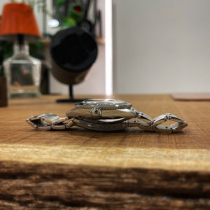 Oris
Montre suisse
Haute horlogerie
Précision automatique
Plongeuse
Design élégant
Performance
Étanchéité
Bracelet acier
Lunette en céramique
Verre saphir
Mouvement automatique
Réserve de marche
Qualité durable
Style sophistiqué
