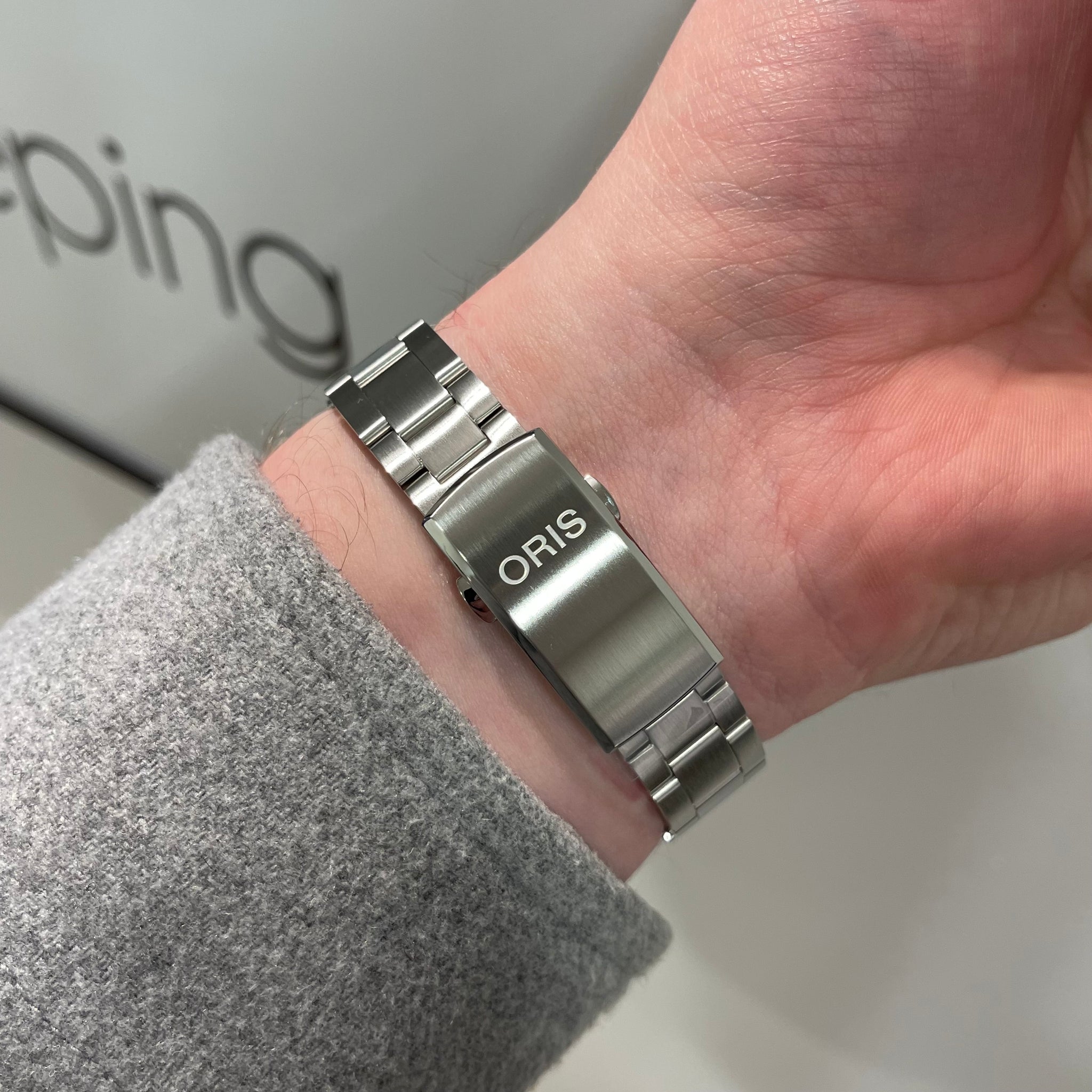 Oris
Montre suisse
Haute horlogerie
Précision automatique
Plongeuse
Design élégant
Performance
Étanchéité
Bracelet acier
Lunette en céramique
Verre saphir
Mouvement automatique
Réserve de marche
Qualité durable
Style sophistiqué
