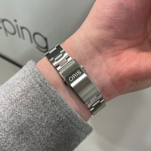 Oris
Montre suisse
Haute horlogerie
Précision automatique
Plongeuse
Design élégant
Performance
Étanchéité
Bracelet acier
Lunette en céramique
Verre saphir
Mouvement automatique
Réserve de marche
Qualité durable
Style sophistiqué
