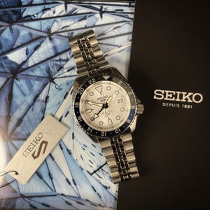 Montre automatique Seiko
cadran blanc
GMT
Horlogerie japonaise
Mouvement mécanique
Design élégant
Montre pour homme
Verre Hardlex
Étanchéité
Bracelet en acier inoxydable
Seiko 5
Prospex
Presage
Montre de luxe abordable
Précision japonaise