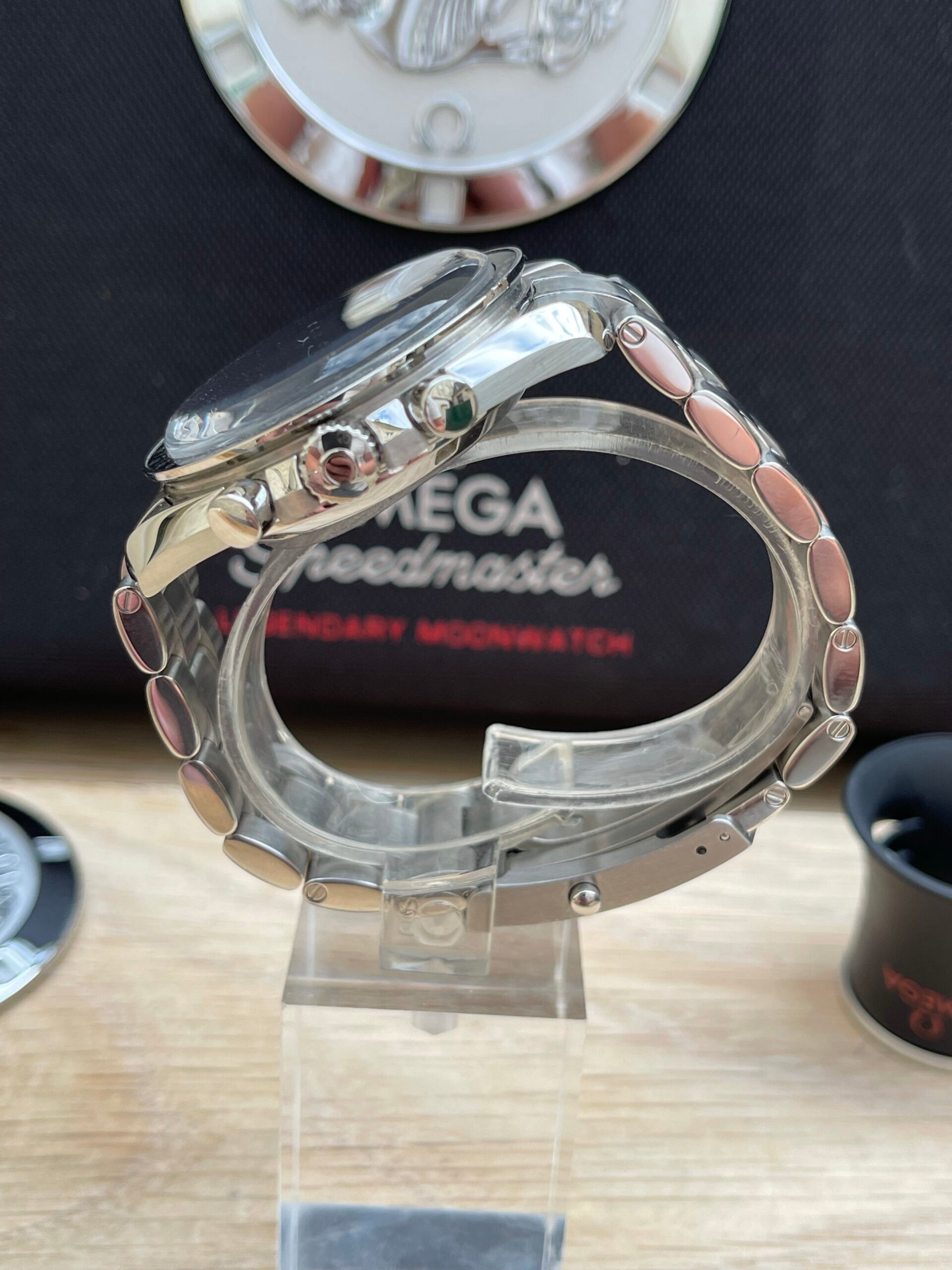 Omega Speedmaster Moonwatch-.